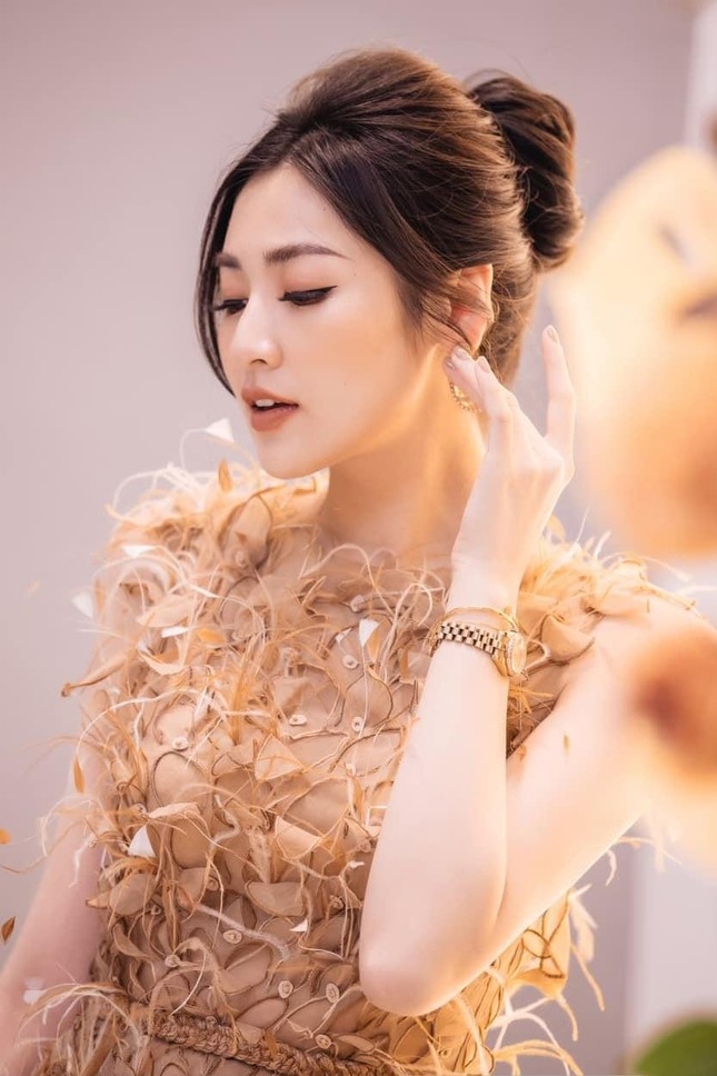 Sau 5 năm kết hôn, Á hậu Tú Anh có cuộc sống sung túc, hạnh phúc bên gia đình nhỏ. Người đẹp thừa nhận bản thân may mắn vì được gia đình chồng ủng hộ hoàn toàn khi hoạt động showbiz.