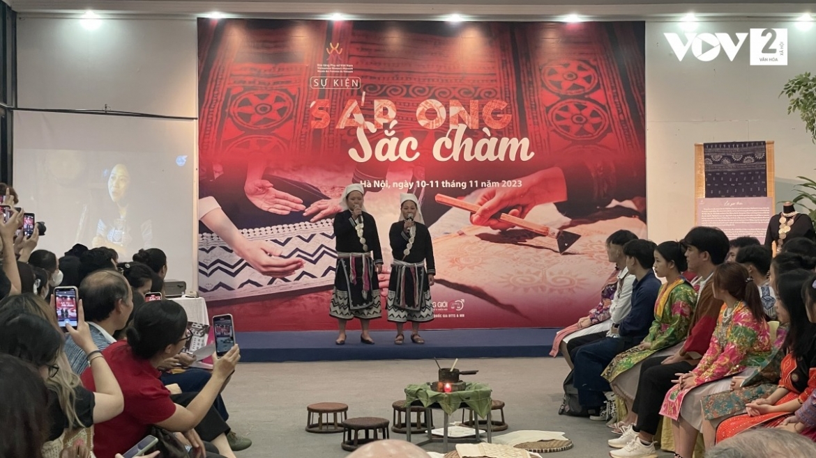 Sự kiện “Sáp ong - Sắc chàm” kể câu chuyện bảo tồn và phát huy kỹ thuật vẽ hoa văn sáp ong truyền thống của một số dân tộc.