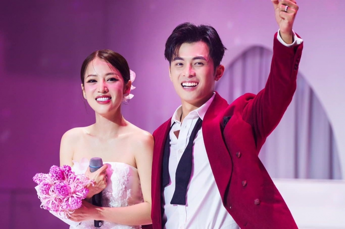 Puka và Gin Tuấn Kiệt vừa tổ chức hôn lễ ngọt ngào với sự chúc phúc của đông đảo đồng nghiệp, người hâm mộ. Thế nhưng, ngay vào thời điểm hạnh phúc nhất của cuộc đời, họ lại phải đón nhận bình luận không mấy tích cực từ một số cư dân mạng kém duyên. Mới đây, trên trang cá nhân, Puka đăng khoảnh khắc hạnh phúc bên Gin Tuấn Kiệt. Tuy nhiên, giữa vô vàn bình luận chúc phúc, ngưỡng mộ, một tài khoản viết: "Chú rể quá đẹp. Cô dâu xấu mặt dài, giọng nói chuyện thì lưỡi bị cụt đớt đớt". Puka đáp: “Mà người ta vẫn có chồng đẹp nhé”. Nữ diễn viên tiếp tục: "Người vô duyên lấy khuyết điểm người khác ra chê. Chứ người bị ngọng, bị đớt đâu có lỗi. Cầu mong bà một đời bình an sống tích cực để bớt vô duyên nha". (Nguồn: Tiền Phong)