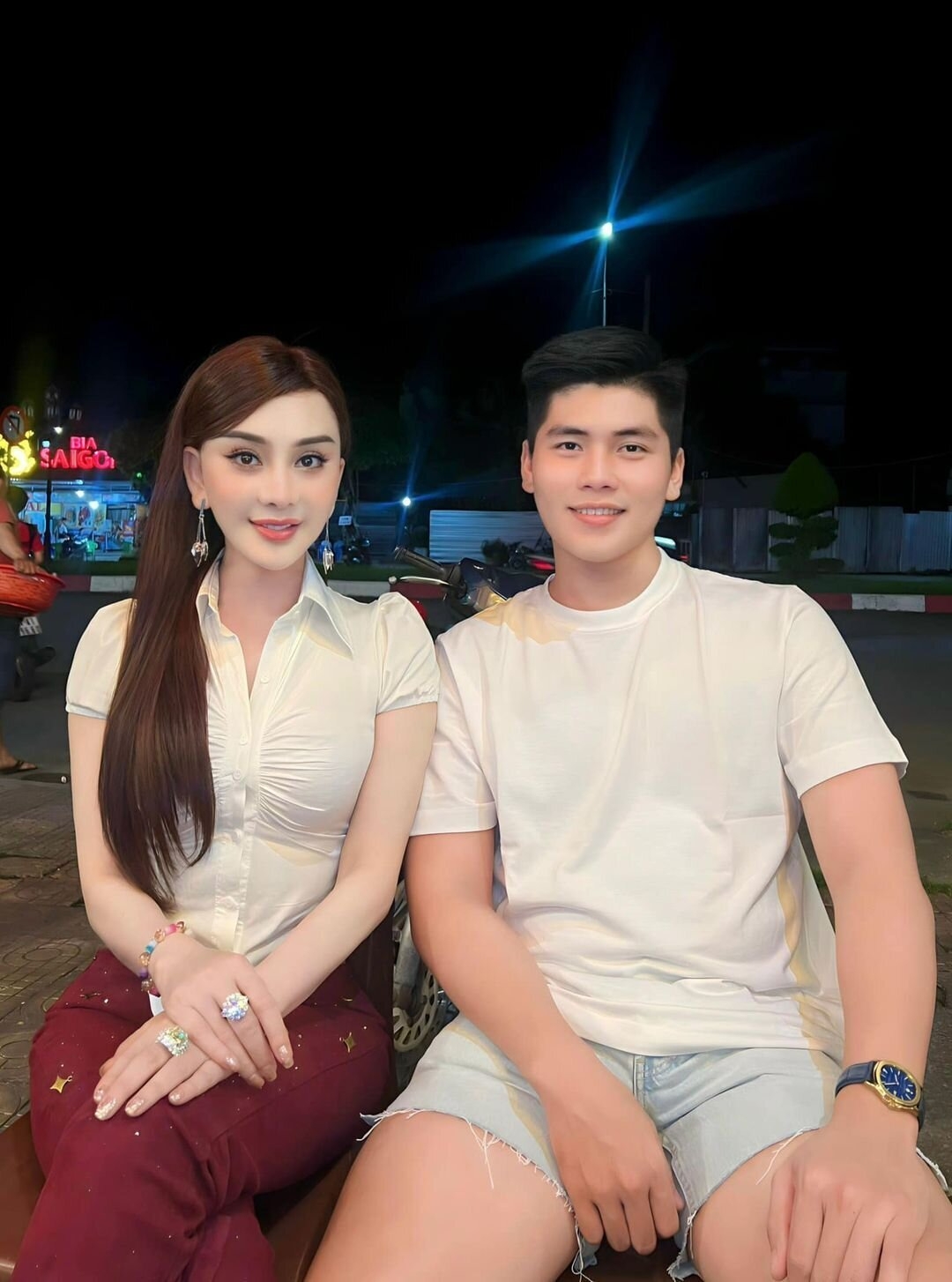 Lâm Khánh Chi khoe ảnh xinh đẹp bên một anh chàng điển trai. Dù không tiết lộ danh tính nhưng người đẹp chuyển giới thậm chí còn dùng biểu tượng trái tim để nói về chàng trai này.