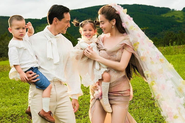 Thời gian qua, Hồ Ngọc Hà và Kim Lý được khán giả tò mò về việc sẽ tổ chức đám cưới. Thẳng thắn trả lời về việc này, nữ ca sĩ cho biết chắc chắn sẽ không tổ chức đám cưới: “Tôi rất sợ những thứ quá trọn vẹn vì sợ sẽ có gì không hay xảy ra. Tuy nhiên tôi và Kim Lý sẽ kỷ niệm 7 năm yêu nhau vào năm sau. Tôi có từng đọc trong một cuốn sách rằng cứ mỗi 7 năm của từng cặp đôi thì sẽ có sự biến chuyển. Nếu bước qua được 7 năm đầu tiên bên nhau là một thành công rất lớn. Vậy nên có thể sẽ không có đám cưới nhưng một buổi lễ kỷ niệm tưng bừng không kém gì đám cưới thì sẽ có", nữ ca sĩ tiết lộ. (Nguồn: VTC News)
