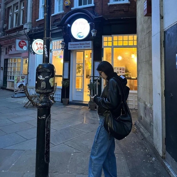 Ảnh Jennie Blackpink chụp trước và trong nhà hàng phong cách Việt Nam tại London, Anh đang nhận nhiều sự chú ý của người hâm mộ. Ngay sau đó, thông tin về quán ăn này được người hâm mộ săn lùng. Được biết, nhà hàng này có tên PHO S82, chuyên bán phở và các món ăn dân dã của Việt Nam. Địa chỉ nhà hàng nằm ở số 10 Little Turnstile, London. (Theo: Lao Động)