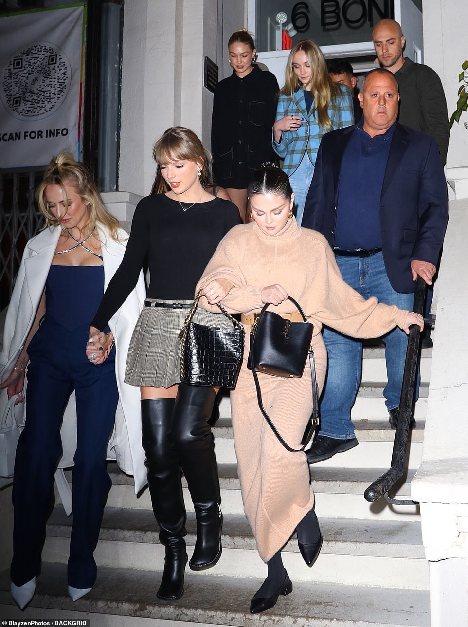 Selena Gomez cùng nhóm bạn thân của cô vừa có vừa tổ chức một buổi tiệc đêm tại thành phố New York.