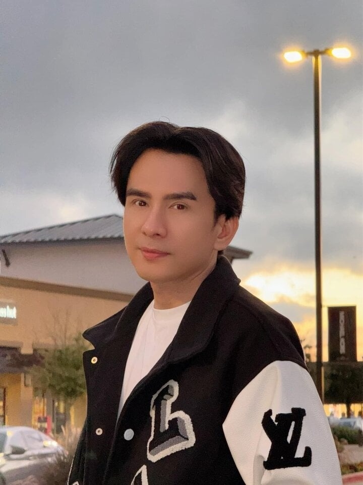 Đan Trường vừa gặp tai nạn giao thông ở Mỹ. Nguyên nhân là do đang lái xe ở đường vắng, một con nai bất ngờ lao ra đầu xe khiến anh trở tay không kịp. "Tôi phải dừng xe lại giữa đường. Thấy xe xẹt điện và bốc khói, tôi hốt hoảng nhấn nút báo chớp đỏ. Lúc đó tôi vội vàng tìm cách để chạy ra ngoài vì sợ xe cháy nổ hoặc bị xe container tông vào thì càng nguy hiểm hơn. Không hiểu sao cái dây an toàn lúc đó cũng không mở được làm tôi càng luống cuống hơn. Tôi tìm đủ mọi cách để chui ra ngoài" - Nam ca sĩ kể. (Nguồn: VTC News) 