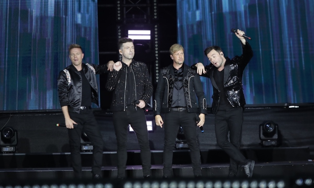 Đơn vị phụ trách concert Westlife tại TP HCM xin lỗi vì dựng lều che khuất tầm nhìn của khán giả ở show tối 21/11. Cụ thể vào chiều 22/11, đại diện của AMO - công ty tổ chức sự kiện thừa nhận thiếu sót trong khâu chuẩn bị cho chương trình của ban nhạc, cho biết đang nỗ lực khắc phục những hạn chế của đêm diễn hôm qua, gấp rút sửa các điểm yếu để khán giả có trải nghiệm tốt hơn ở concert thứ hai tại Sân vận động Thống Nhất, TP HCM. Theo đó Việt Nam là một trong tám điểm dừng chân của Westlife tại châu Á, ở tour The Wild Dreams. (Theo: Vnexpress) 