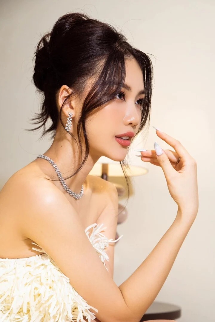 Là đại diện Việt Nam tham gia Miss Universe 2023, Bùi Quỳnh Hoa gây tiếc nuối khi không có cơ hội tiến sâu tại cuộc thi. Thất bại của Bùi Quỳnh Hoa đánh dấu 2 năm liên tiếp đại diện Việt Nam "trắng tay" tại đấu trường Miss Universe. Gần 1 tuần sau khi cuộc thi kết thúc, Bùi Quỳnh Hoa vừa có những dòng chia sẻ trên trang cá nhân. Nàng hậu đã gửi lời xin lỗi chân thành đên khán giả: "Cuộc thi đã kết thúc, Hoa muốn gửi lời xin lỗi chân thành tận đáy lòng đến tất cả những người hâm mộ đã theo dõi và quan tâm đến Hoa trong suốt thời gian qua. Hoa sẽ luôn lắng nghe, kỷ luật và rèn luyện, hoàn thiện bản thân mình từng ngày.
