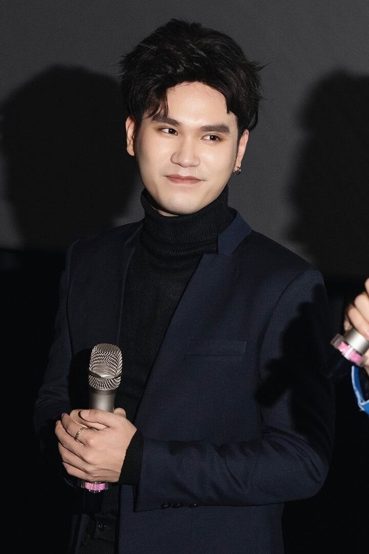 Sau thời gian ấp ủ, nhạc sĩ Khắc Hưng cho ra mắt MV Những đêm mùa hè và album đầu tay Người lạ trong mơ. Đây chính là sản phẩm đánh dấu bước ngoặt của anh khi chuyển hướng theo con đường ca hát. Nói về quá trình trở thành ca sĩ, Khắc Hưng cho biết: “Tôi chưa dám nói là mình luyện tập để làm ca sĩ, chỉ là luyện tập để hát. Quá trình luyện thanh rất tự nhiên, ngày nào tôi cũng hát. Tôi có một thuận lợi là được tiếp xúc với nhiều ca sĩ hát hay, nên bản thân cũng tự ngấm dần và hiểu được cách hát thế nào để có kỹ thuật. Tôi không tự tin là người hát hay nhất nhưng tôi nghĩ ít nhất mình có thể hát kỹ thuật tốt, và mọi người sẽ đánh giá bạn này hát cũng không tồi”. (Theo: VTC News)