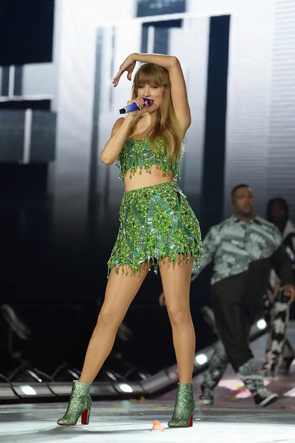 Với những bản nhạc sôi động như Shake It Off, ca sĩ diện các bộ đồ hai mảnh đính đá dày đặc của Roberto Cavalli màu xanh lá, đỏ, cam. Kiểu dáng này tương tự như những bộ Swift đã mặc trong chuyến lưu diễn 1989 của cô.