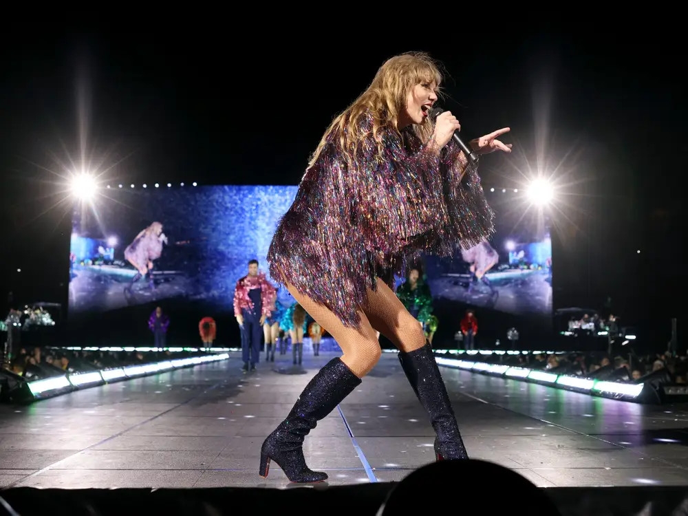 Kết thúc show diễn với ca khúc "Karma", Taylor Swift khoác chiếc áo lông và thể hiện trọn vẹn bài hát của mình.