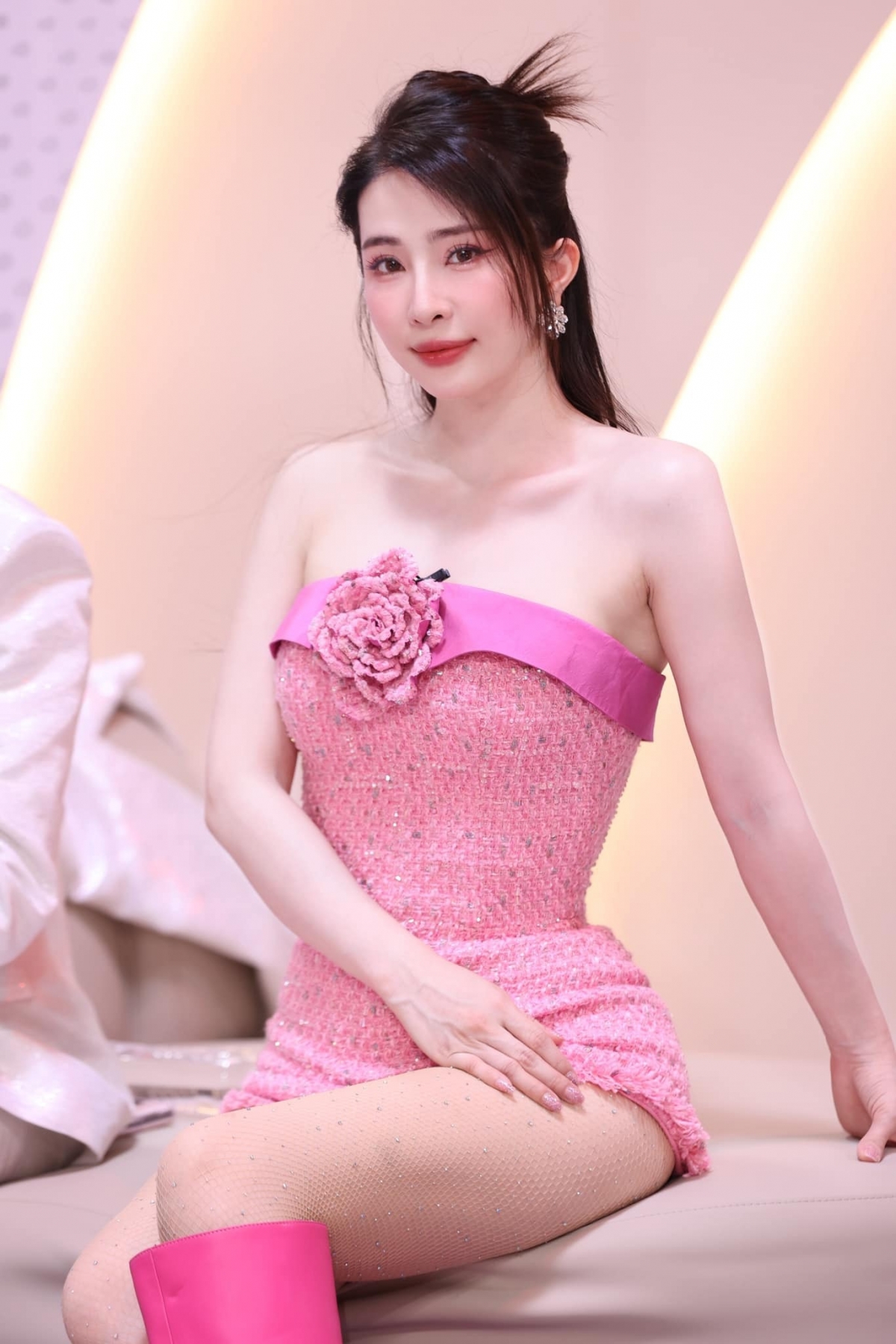 Quỳnh Nga lên tiếng xin lỗi trên trang cá nhân vì gây hiểu lầm không đáng có liên quan đến việc kêu gọi fan chuyển tiền bình chọn cho cô trong Chị đẹp đạp gió rẽ sóng. Nữ diễn viên viết: "Vote hơi loằng ngoằng, mua sim mới rồi kích hoạt nên hơi mất thời gian của mọi người, không đơn giản chỉ là nhắn tin bình chọn. Các bạn fan yêu quý cũng đang bình chọn cho em rồi. Cơ mà em vẫn mong muốn được các anh chị ủng hộ bình chọn cho em 10.000 đồng, 20.000 đồng. Em xin nhận hết. Em sẽ nhờ các bạn fan hoán đổi thành vote và bình chọn cho em. Mọi người ủng hộ thì chuyển khoản vào tài khoản em luôn nhé". (Theo: Vietnamnet)