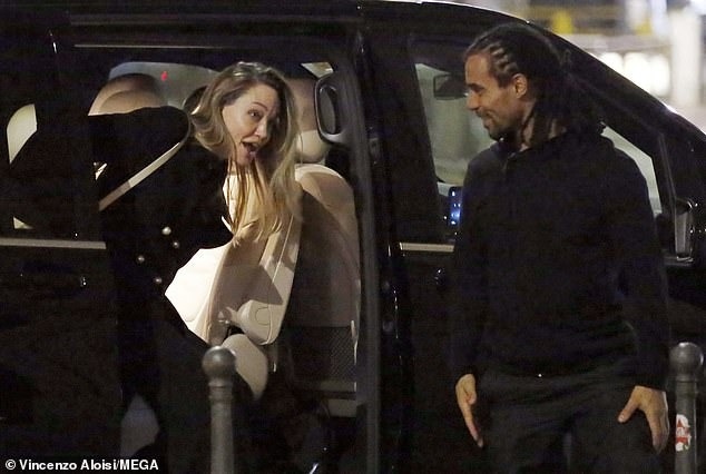 Theo Dailymail, bạn bè của Brad đã đổ lỗi cho Angelina Jolie, người mà họ cho rằng đã dạy lũ trẻ sự xa lánh đối với cha của chúng.