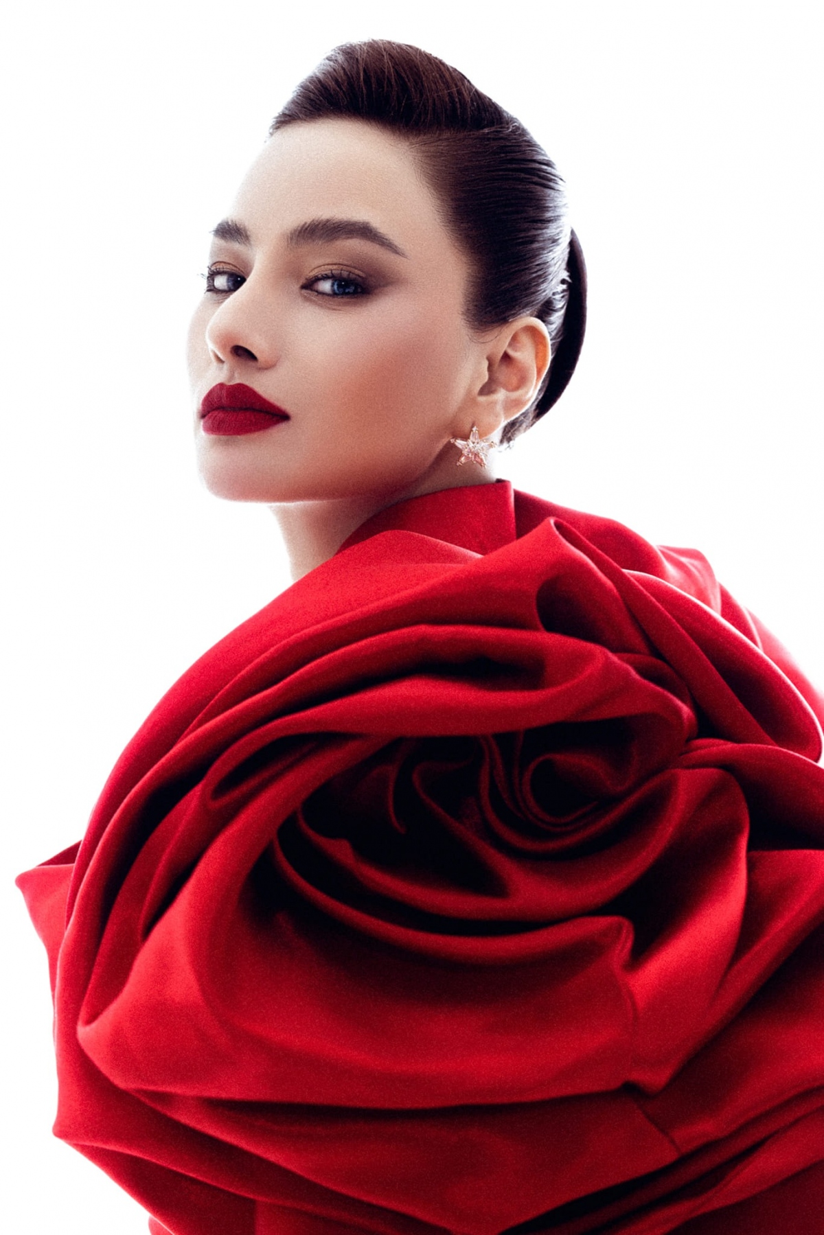 Vũ Thu Phương cho rằng người của công chúng có sức ảnh hưởng lớn nên phải có trách nhiệm giữ gìn hình ảnh, cẩn trọng trong phát ngôn. Nếu đã thiếu trách nhiệm thì không xứng làm người của công chúng. (Nguồn: Thanh Niên)