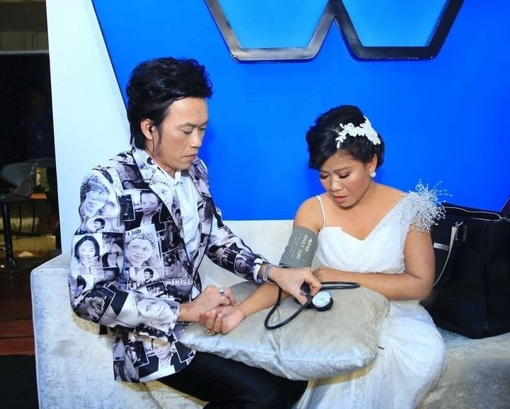 Ngày 25/11, showbiz Việt đón nhận tin buồn: Ca sĩ Thái Trân qua đời ở tuổi 43. Thái Trân sinh năm 1980, từng theo học trường Văn hóa, Nghệ thuật Đồng Nai. Năm 2002, cô đoạt giải tư cuộc thi Tiếng hát truyền hình TP.HCM và Siêu cup Đài phát thanh TP.HCM. Thái Trân từng tham gia một số chương trình ca hát, đặc biệt là The Winner Is. Tại chương trình này, Thái Trân có cơ hội gặp NSƯT Hoài Linh và được ông nhận làm con gái nuôi. (Theo: Tiền Phong)