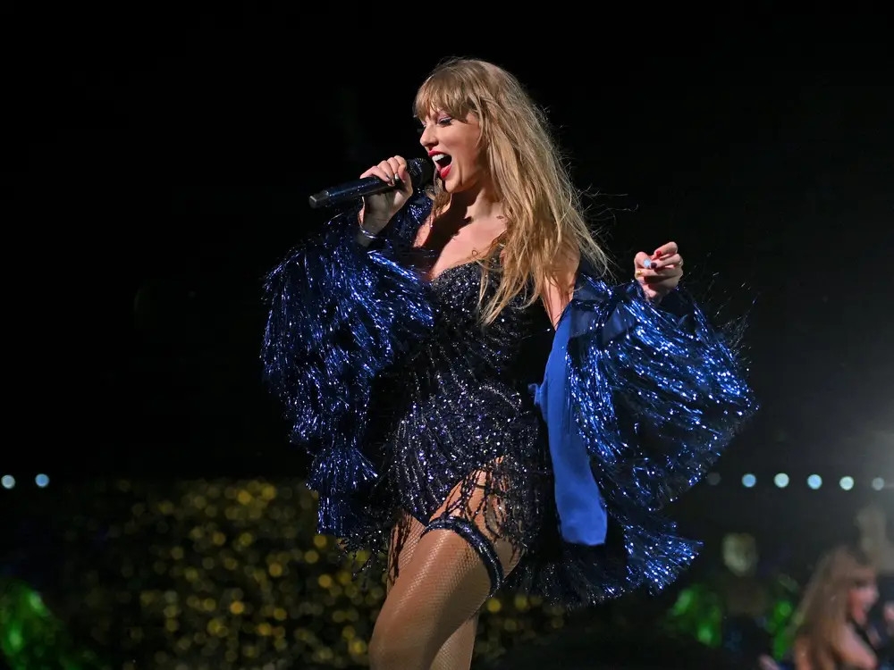 Chiếc áo khoác "Karma" màu xanh, mang phong cách Blue-on-blue được coi là sự sắp xếp hợp lý nhất của Taylor khi buổi biểu diễn đang dần kết thúc.