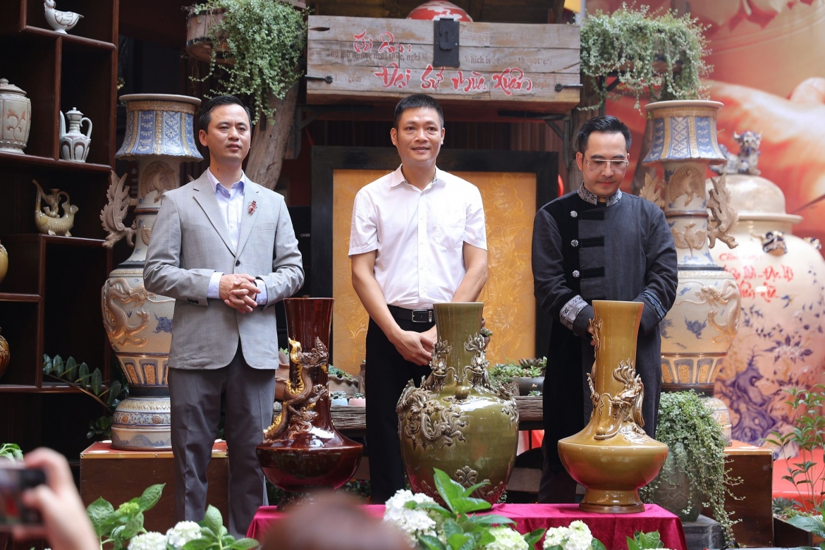Đạo diễn Hoàng Công Cường (ngoài cùng bên phải) và các cộng sự