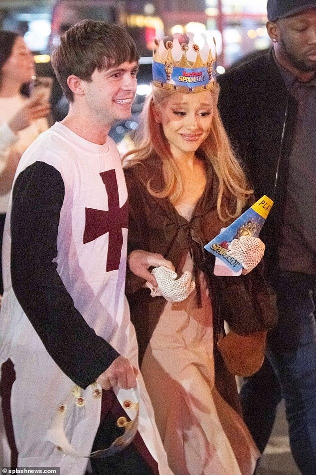 Sự xuất hiện của Ariana Grande dường như một lời khẳng định cho mối quan hệ tình cảm với Ethan Slater. 