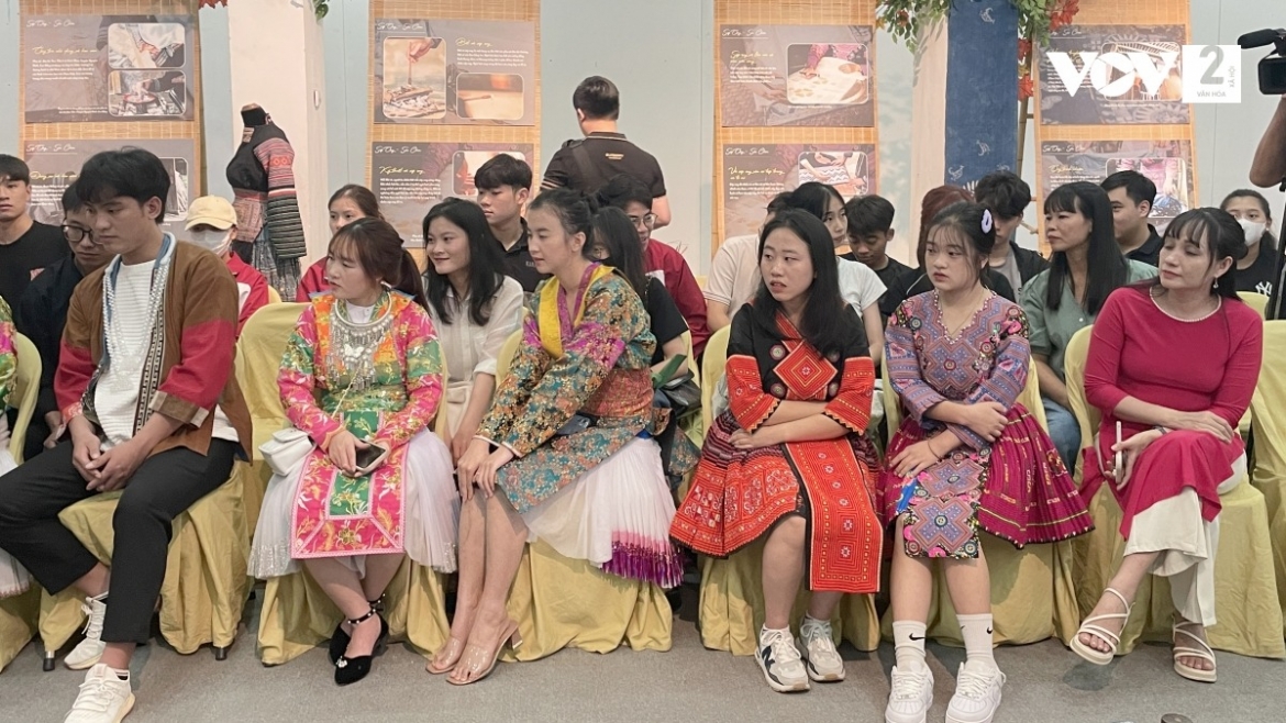 Rất nhiều phụ nữ các dân tộc Mông, Dao (nhóm Dao tiền) tại hai tỉnh Hòa Bình, Cao Bằng tham gia sự kiện.