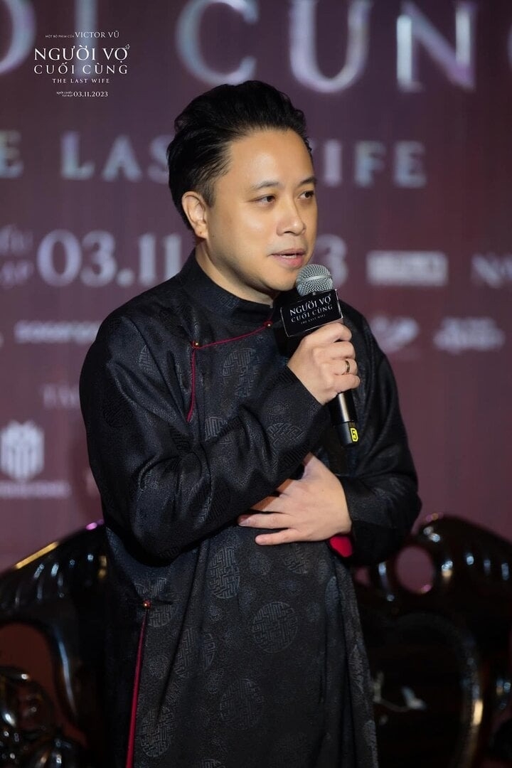 Chia sẻ trong Talk to People, Oh! - series podcast mới của Tiền Phong, đạo diễn Victor Vũ chia sẻ về bệnh tình của anh trong nhiều năm qua: Anh bị nhồi máu cơ tim, từng trải qua hai lần phẫu thuật, đặt stent. Trước khi quay phim Người vợ cuối cùng, anh gặp biến cố sức khỏe, phải nhập viện khẩn cấp để điều trị. (Nguồn: VTC News)