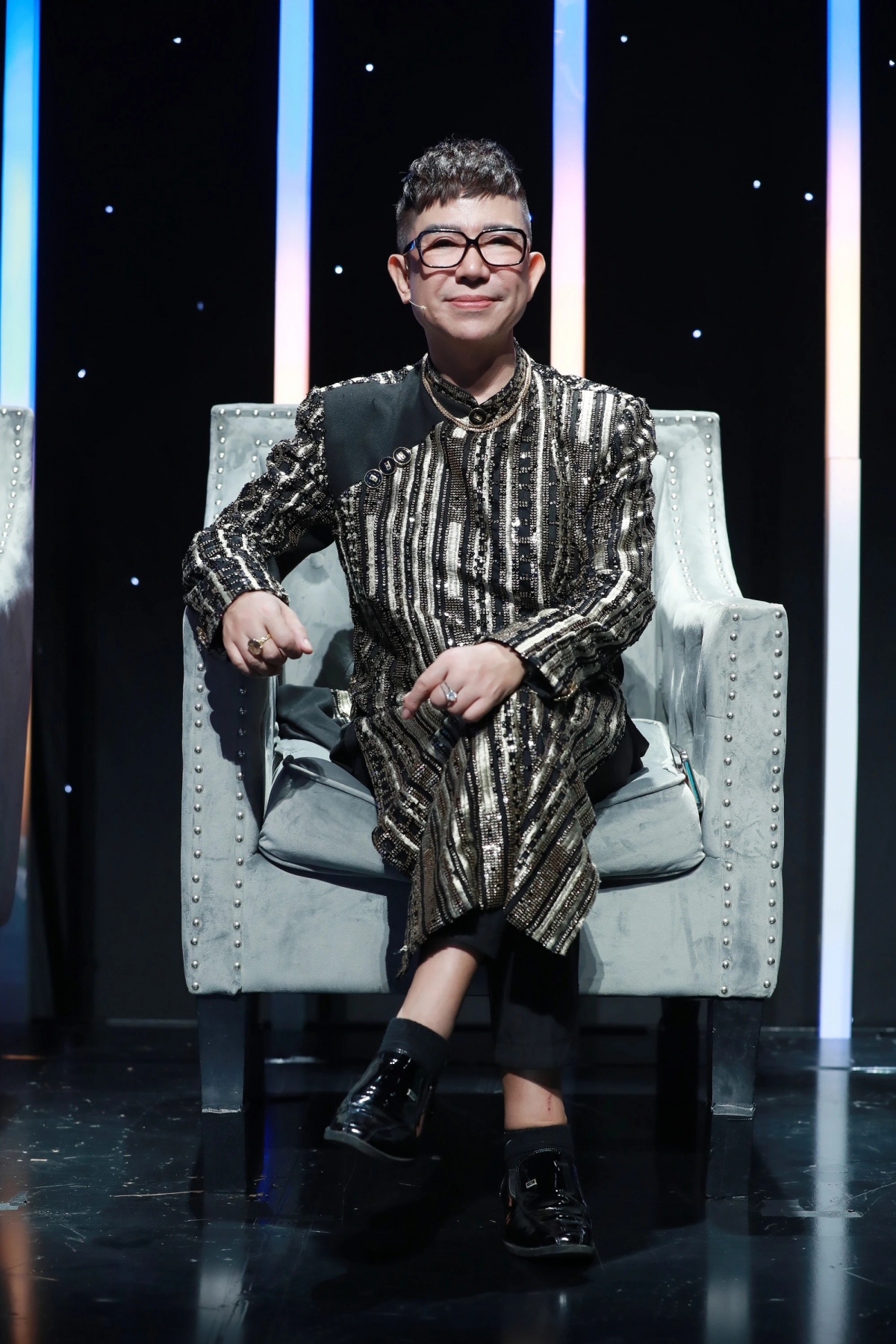 Long Nhật chia sẻ dù đi hát hơn 30 năm nhưng anh vẫn vẹn nguyên cảm giác lo lắng trước khi lên sân khấu. Mấu chốt để nam ca sĩ có được sự nhạy cảm này là bởi gia đình anh cũng “sướt mướt". “Không ai mà dễ tính bằng ba mẹ tôi. Dù không thích con đi hát hay làm nghệ sĩ nhưng mỗi lần nghệ sĩ về nhà đông là lại vui mừng”, Long Nhật cho hay. (Nguồn: Thanh niên)