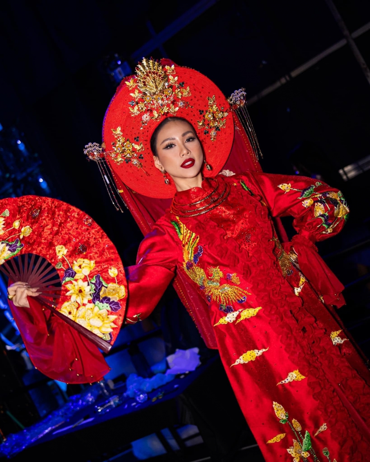 Sáng 17/11, 84 thí sinh đã tham gia phần trình trình diễn Trang phục dân tộc tại Miss Universe 2023.  Đại diện Việt Nam Bùi Quỳnh Hoa tỏa sáng trong bộ trang phục Cô sen, lấy cảm hứng từ trang phục thánh mẫu Liễu Hạnh trong lễ trẩy hội. Bằng cách kết hợp mấn, quạt và đôi hài, Quỳnh Hoa đã tạo ra một bức tranh sống động, kết hợp hài hòa giữa vẻ đẹp truyền thống và hiện đại. Thiết kế "Cô sen" không chỉ tôn vinh văn hóa dân tộc mà còn lan tỏa nghi lễ hầu đồng của người Việt Nam ra thế giới. (Nguồn: Vietnamnet)