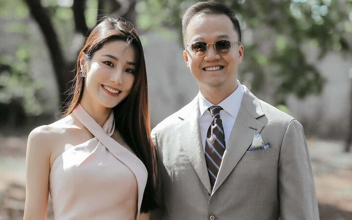 Sau 6 năm yêu, Diễm My 9x thông báo sẽ về chung một nhà với bạn trai vào ngày 21/12 sắp tới. Hôn phu của Diễm My là một doanh nhân thành đạt. Anh tốt nghiệp cử nhân ở đại học Swinburne và tốt nghiệp thạc sĩ ở đại học RMIT Australia. Không chỉ vậy, Vinh Nguyễn cũng đạt được nhiều thành công trong quá trình kinh doanh trong lĩnh vực nhà hàng. Trong đó, có một nhà hàng được Michelin lựa chọn. (Theo: Thanh Niên)