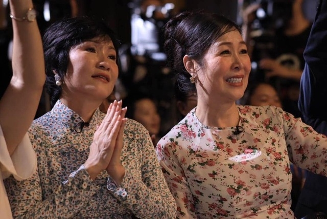 Hồng Vân tiết lộ trước khi nổi tiếng, cô và bạn thân Hồng Đào từng làm các công việc như trang điểm cô dâu, bán đồ cũ để có thu nhập. Chưa dừng lại ở đó, Hồng Vân - Hồng Đào còn “chơi lớn" khi thuê một cửa hàng nhỏ rồi mua đồ cũ về kinh doanh. “Ví dụ lúc đó lời được 30.000 đồng, chúng tôi chia đôi mỗi đứa 15.000 đồng. Sau đó cả hai sang siêu thị mua vàng đeo. Chúng tôi cứ mua 2 phân vàng để đeo, sau đó đủ tiền thì đổi thành 5 phân rồi lên tới 1 chỉ vàng", Hồng Vân nhớ lại. (Nguồn: Thanh Niên) 