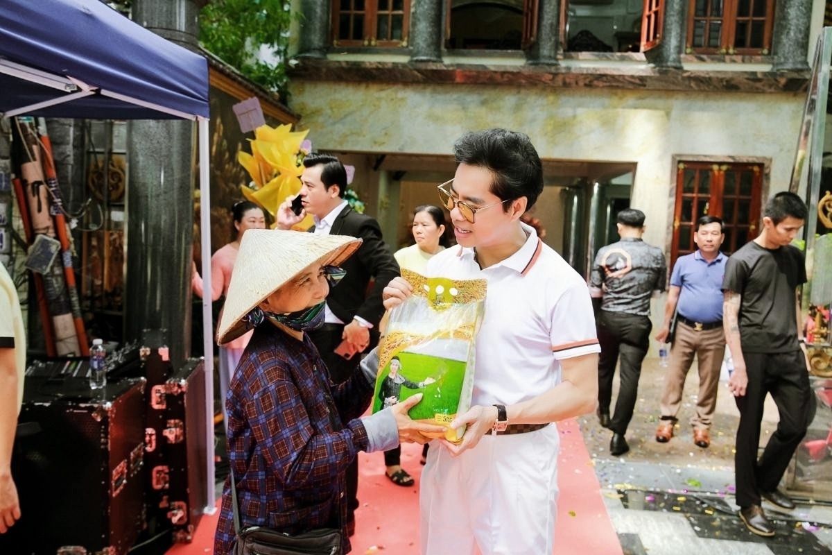 Ngọc Sơn vừa thành lập công ty riêng đặt trụ sở tại biệt thự Thiên niên kỷ (Quận 1, TP.HCM). Lần đầu anh tổ chức sự kiện trọng đại tại nhà riêng kể từ năm 1997. Trước sự kiện, Ngọc Sơn hồi hộp cả đêm, dậy sớm chuẩn bị. Anh tự tay nấu buffet đãi khách gồm cơm trắng ăn kèm tôm rang theo công thức riêng của mẹ quá cố, nhận nhiều lời khen. (Nguồn: Vietnamnet)