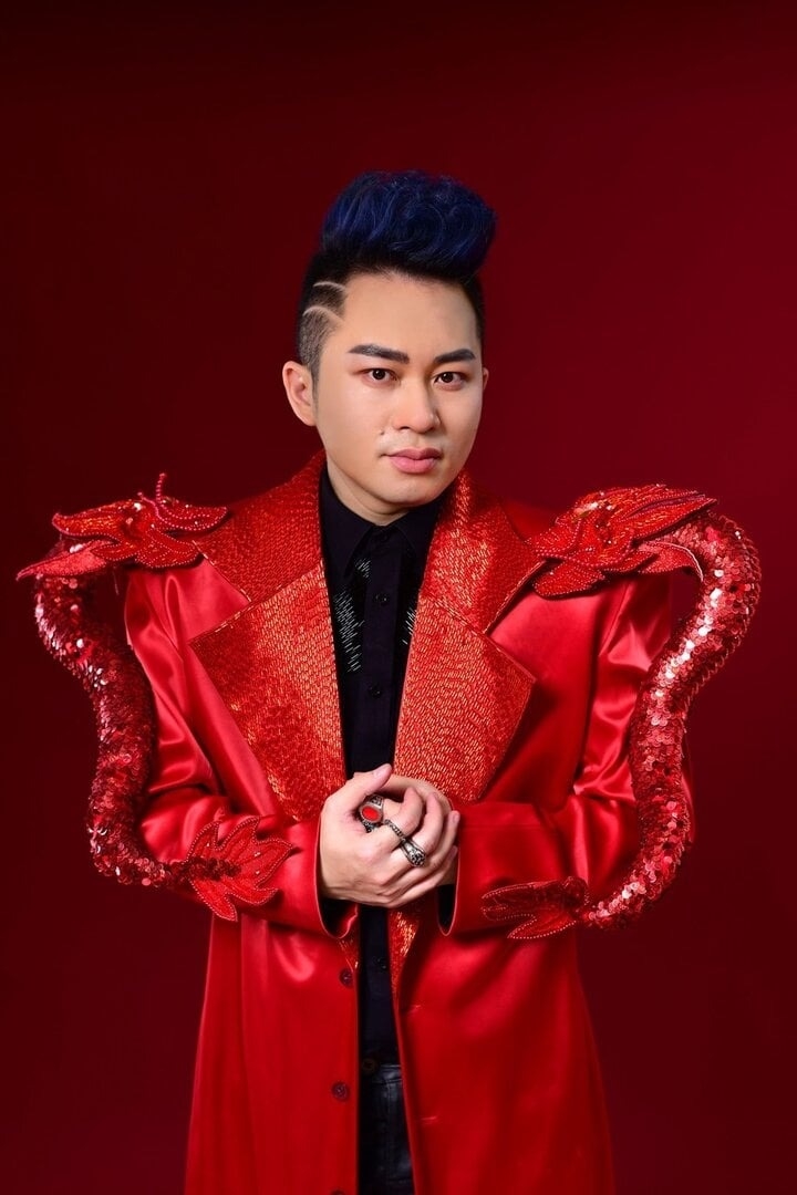 Ca sĩ Tùng Dương chia sẻ quan điểm về tầm quan trọng của người phụ nữ: "Tôi nghĩ mình 'dưới tay' trước phụ nữ (cười). Họ là một nửa còn lại không thể thiếu và đôi khi là kim chỉ nam của cuộc sống. Nhiều người hài hước ví von là nóc nhà, đủ biết rõ được tầm quan trọng của người phụ nữ thế nào". Nam ca sỹ khẳng định: "Phụ nữ luôn có sức mạnh và uy lực riêng. Dù có "đầu đội trời, chân đạp đất" thì người quân tử cũng nên biết ngại, biết sợ một điều gì đó chứ đừng ngang tàng hống hách quá!" (Theo: Vietnamnet)