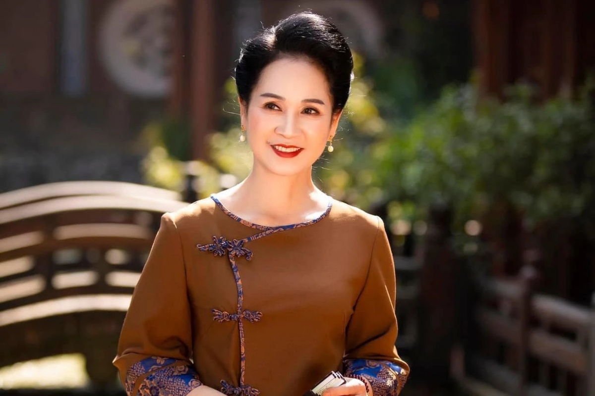 Sau khi NSƯT Đỗ Kỷ sốc khi ''trượt" danh hiệu NSND vì có đơn thư khiếu nại, NSND Lan Hương cho biết thông báo này làm ảnh hưởng tới uy tín, danh dự của bản thân nên sẽ tìm hiểu sự việc tới cùng. Trên trang cá nhân, NSND Lan Hương động viên chồng: "Đừng buồn anh ơi. Chúng mình có nhau là được rồi. Chúng mình cứ là nghệ sĩ của nhân dân là tốt rồi. Cứ sống và làm việc như đã từng anh ạ. Tự tìm lấy bình an trong cuộc sống thôi". (Nguồn: VTC News)