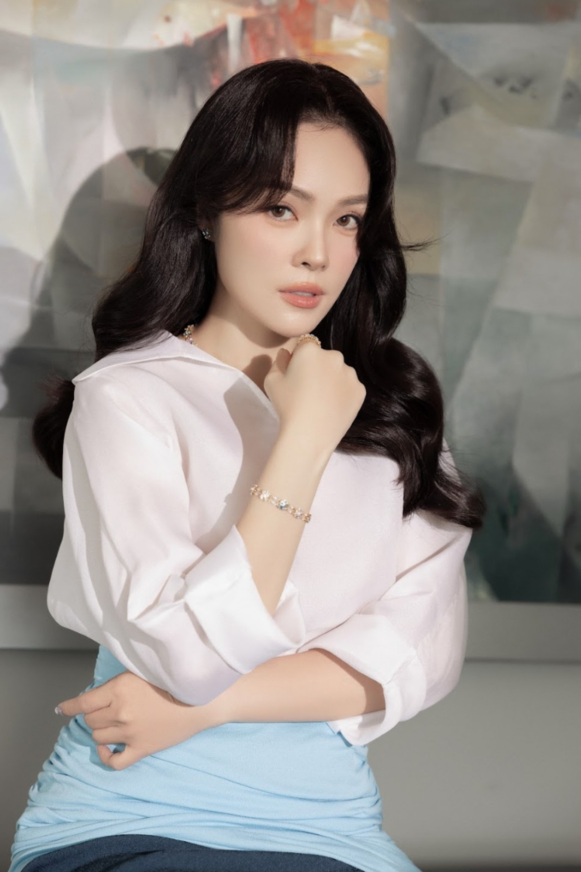 Diễn viên Dương Cẩm Lynh cho biết cô từng trải qua biến cố trong đời sống riêng, từng rơi vào cảnh nợ nần. Tuy nhiên, vượt qua tất cả, cô đang nỗ lực từng ngày, không ngại làm việc để ổn định cuộc sống, có đủ tài chính để chăm sóc cho hai con trai. (Nguồn: Dân Trí)