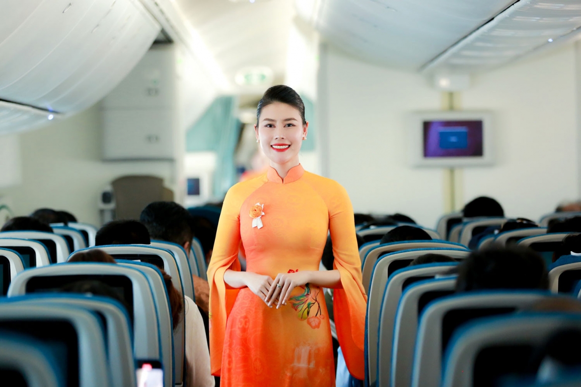 16 tà áo dài nằm trong bộ sưu tập là sắc màu hạnh phúc.