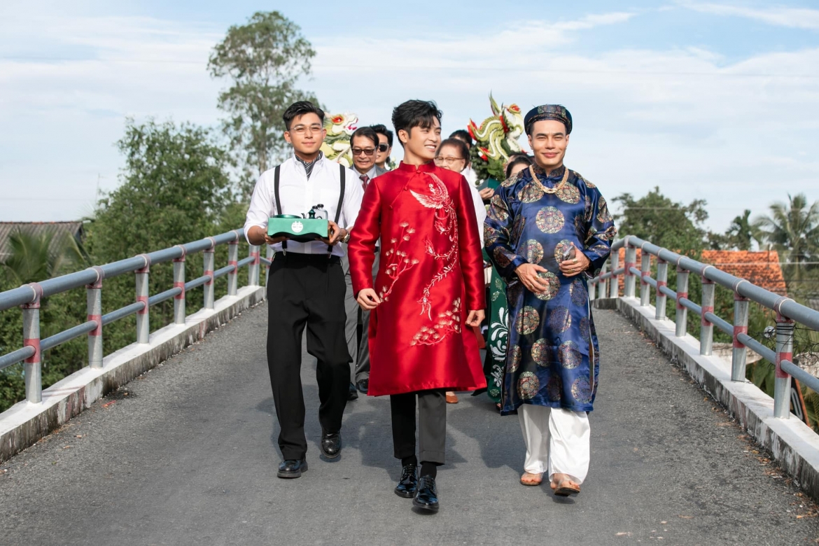 Diễn viên Lê Dương Bảo Lâm (phải) và ca sĩ Jun Phạm (trái) đồng hành cùng chú rể (giữa) trong lễ vu quy.