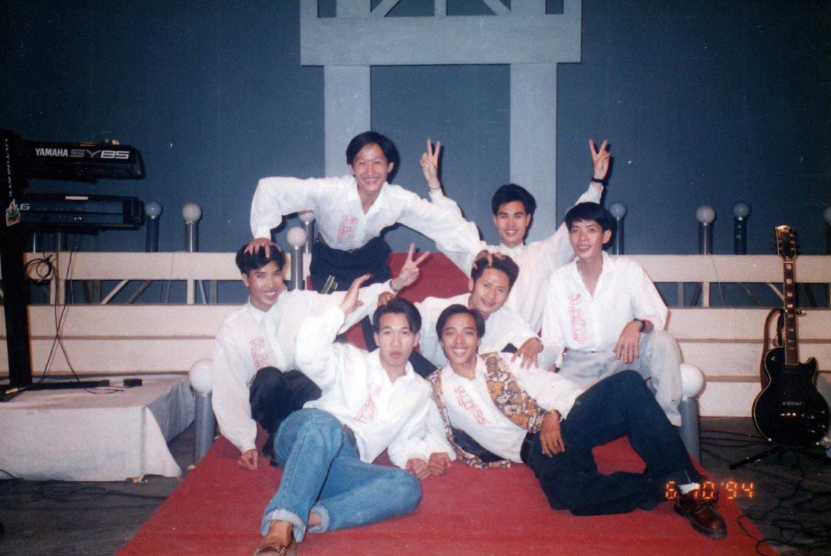 Nhạc sĩ Xuân phương (thứ 2 từ trái sang, hàng dưới)