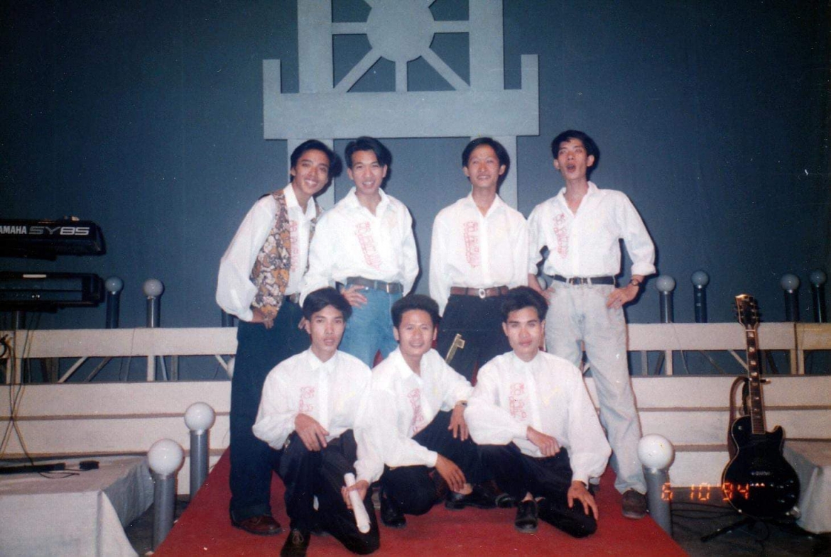 Ca sĩ Bằng Kiều chia sẻ ảnh thời trẻ của nhạc sĩ Xuân Phương (thứ 2 từ trái sang, hàng trên)