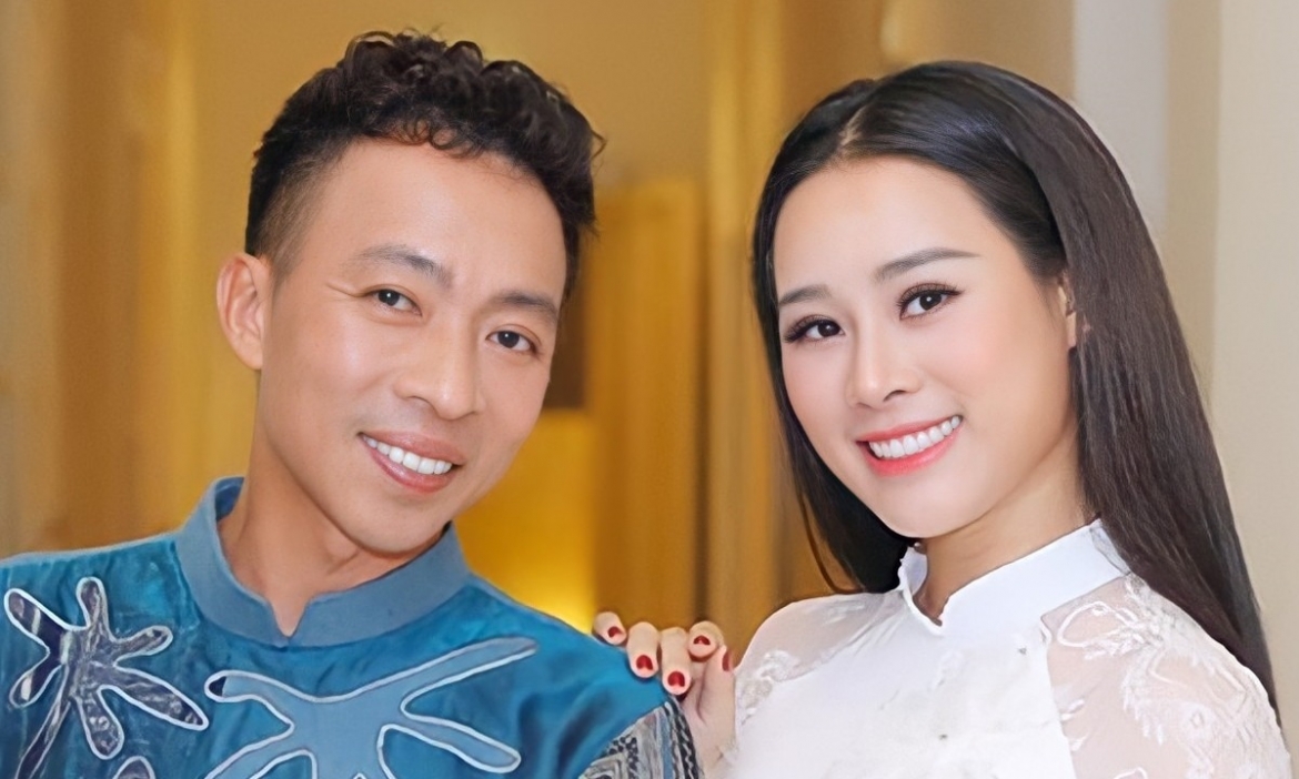 Tối 11/11, Việt Hoàn đăng ảnh đang lái tàu với dòng thông báo: "Hôm nay 11/11 là ngày thế giới độc thân nên tôi thông cáo 'Tôi đang độc thân' và tôi đang hạnh phúc". Dòng trạng thái này của nam ca sĩ sinh năm 1967 khiến nhiều người bất ngờ vì xưa nay anh luôn kín tiếng và ít chia sẻ về đời tư. Một nguồn tin xác nhận Việt Hoàn đã ly hôn Hoa Trần - vợ kém 18 tuổi được một thời gian. Do vậy anh muốn chọn thời điểm thích hợp để thông báo. (Nguồn: Vietnamnet)