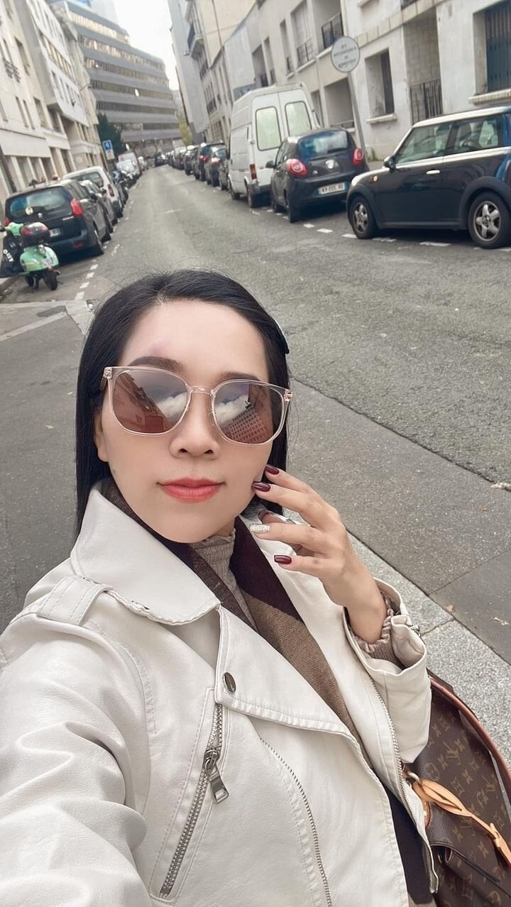 Hồng Phượng - cháu gái cố NSƯT Vũ Linh khoe ảnh mới trên đường phố Paris. Được biết nữ ca sĩ đang có chuyến lưu diễn tại đất nước này. Có thể thấy sau nhiều ồn ào chuyện gia đình, Hồng Phượng đã dần lấy lại tinh thần để tập trung cho nghệ thuật. (Nguồn: VTC News)