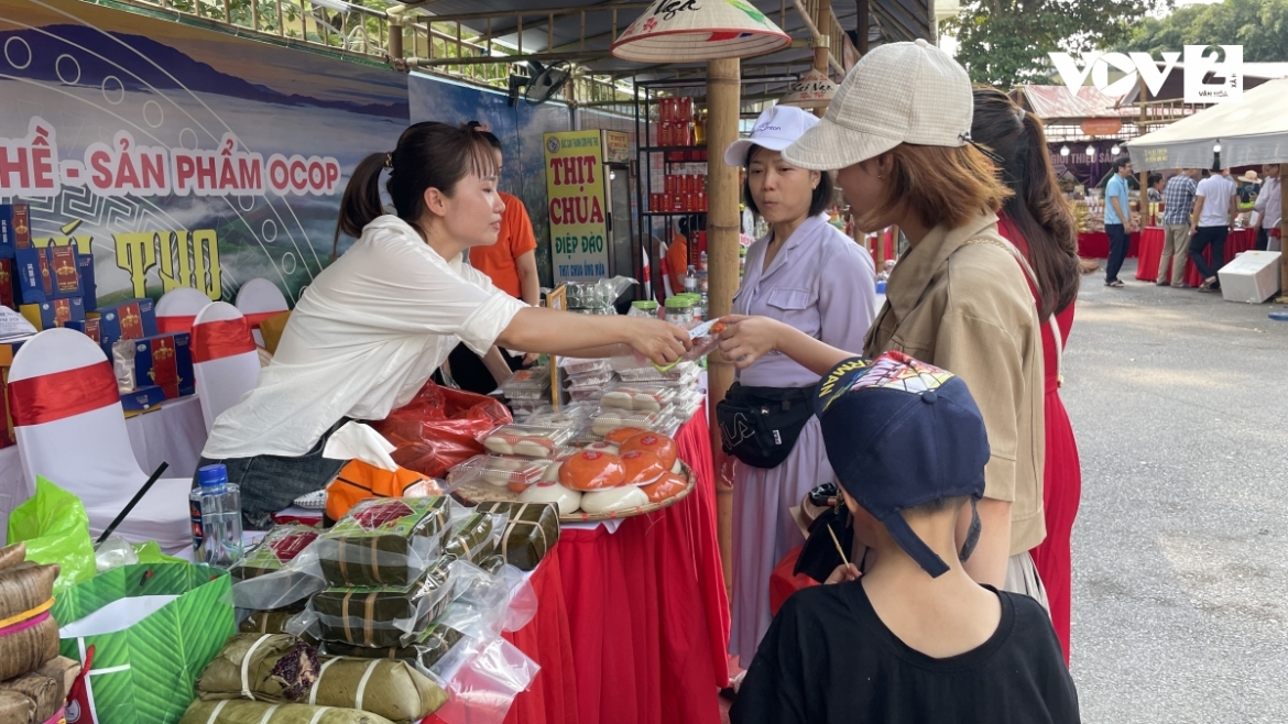 Người dân thủ đô và du khách tham quan, khám phá các gian hàng.