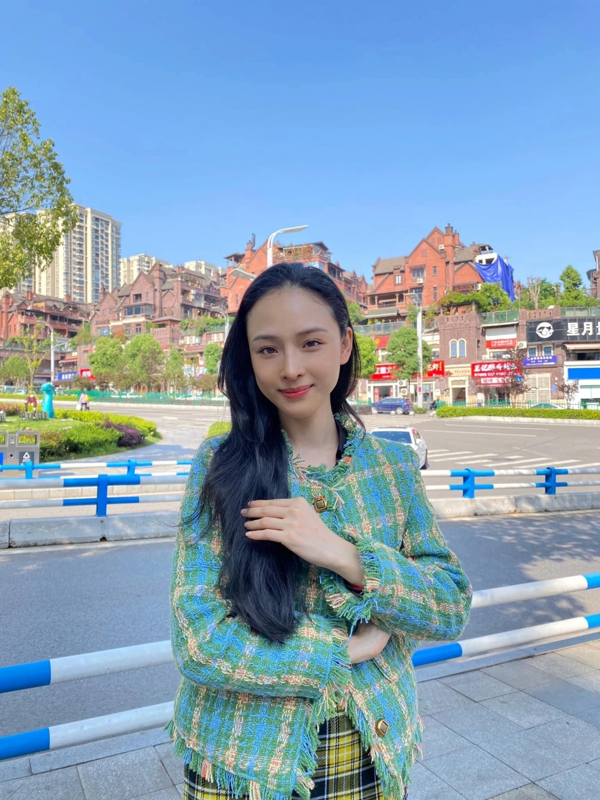 Gần đây khi thông tin Ngọc Trinh bị tạm giam được chia sẻ thì những clip Phương Nga tiết lộ về cuộc sống trong khoảng thời gian vướng lao lý cũng được quan tâm. Bàn về câu chuyện của chân dài quê Trà Vinh, Hoa hậu người Việt tại Nga nói “cho dù là ai chăng nữa thì ở trong hoàn cảnh đó đều rất tội nghiệp". (Nguồn: Thanh niên)