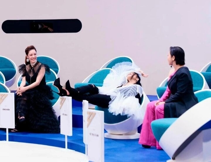 Trong tập 3 của chương trình Chị đẹp đạp gió rẽ sóng, diva Hồng Nhung có hành động gác chân lên bảng tên ca khúc của đội mình gây ra tranh cãi cho khán giả. Nhiều người nhận định đaya là hành động thể hiện sự trịch thượng, thiếu khiêm tốn của nữ ca sĩ. Trước những ồn ào này, Hồng Nhung thừa nhận hành động gác chân lên bảng tên của chị là "bất cẩn". Diva khẳng định bản thân chị không bao giờ có ý "cao ngạo": "Do một sự bất cẩn, với hành động gác chân lên biển tên bài hát mà ngay hôm sau, đã tạo nên dư luận trái chiều, trong đó có ý kiến cho rằng Hồng Nhung cao ngạo - điều không có trong tôi và gia đình". (Theo: VTC News)