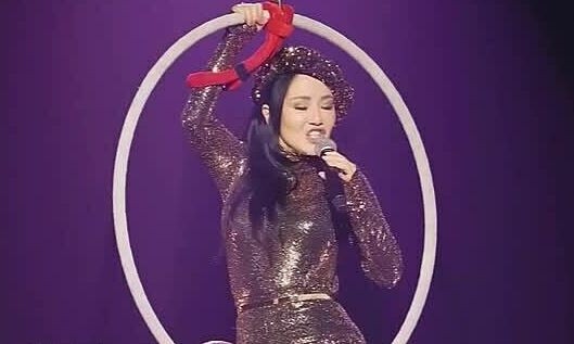 Ca sĩ Hồng Nhung đu dây trên không trong tiết mục kết hợp Lynk Lee, Lan Ngọc ở show "Đạp gió", tối 25/11.
Diva cùng hai đàn em thể hiện ca khúc Nếu anh đi (Khắc Hưng sáng tác) ở vòng công diễn đầu tiên. "Cô Bống" cho biết lần đầu tiên thực hiện động tác mạo hiểm trên sân khấu. "Phụ nữ có thể dịu dàng, nữ tính nhưng họ lại có một nội lực khiến bạn không thể nào tưởng tượng được. Chúng tôi bước ra khỏi vùng an toàn để làm những điều mong muốn và thậm chí còn nhiều hơn như thế nữa", ca sĩ nói. (Nguồn: VnExpress)