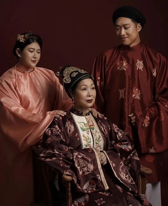 NSND Hồng Vân vừa thực hiện bộ ảnh phỏng dựng áo Bình Lĩnh của mệnh phụ (vợ quan) triều Nguyễn kết hợp cùng mão Ngũ phượng, góp phần giới thiệu mẫu trang phục triều Nguyễn với công chúng.