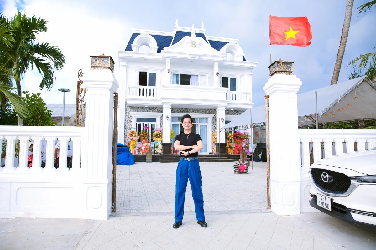 Sinh nhật của Ngọc Sơn trong năm 2023 đặc biệt hơn khi nam ca sĩ kịp hoàn thành nhà từ đường tại quê hương Quảng Nam. Căn nhà nằm trên mảnh đất rộng 1.200m2 tại Tam Hải (huyện Núi Thành, tỉnh Quảng Nam). Công trình gồm 2 tầng, có diện tích sử dụng khoảng 500m2, bao gồm khu thờ tự, 6 phòng ngủ rộng rãi. Toàn bộ chi phí xây dựng nhà từ đường do Ngọc Sơn gánh vác. Khi thực hiện công trình này, nam ca sĩ toàn quyền quyết định và xây bằng những vật liệu tốt nhất để đảm bảo sự kiên cố, vững chắc. Dù không tiết lộ cụ thể về chi phí xây dựng nhưng khi nhìn vào sự đồ sộ của căn nhà, nhiều người cho rằng Ngọc Sơn đã chi một số tiền không nhỏ để hoàn thành công trình tâm huyết đúng tiến độ. (Nguồn: Thanh niên)