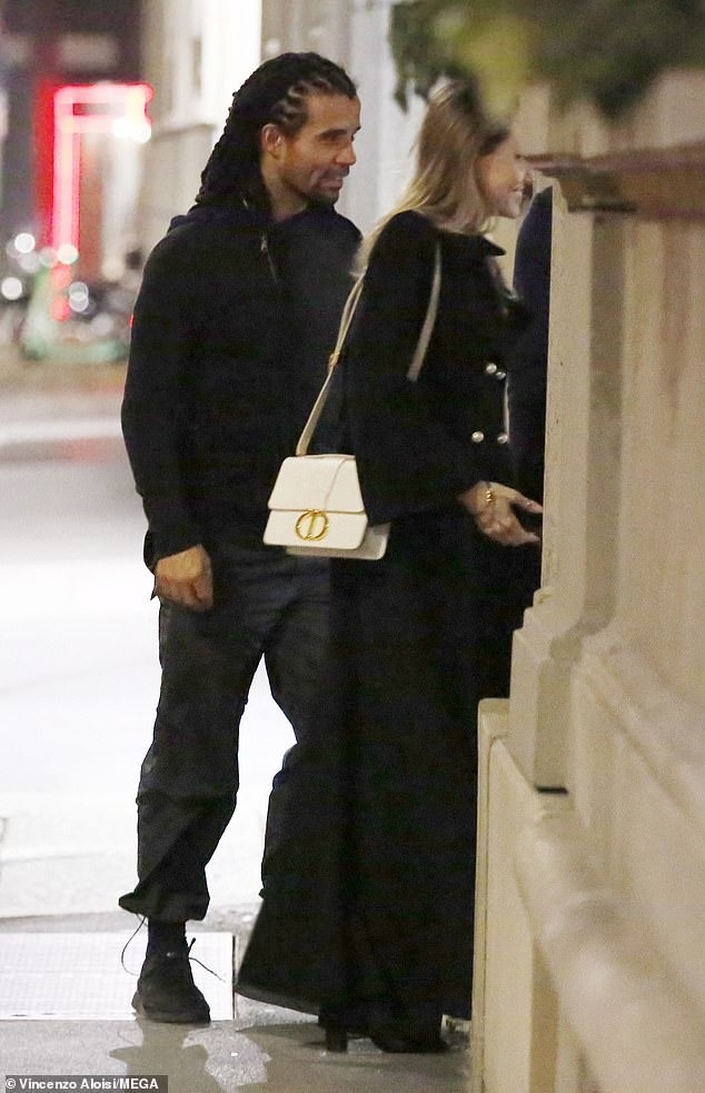 Angelina Jolie và Brad Pitt từng là cặp đôi quyền lực của Hollywood. Thời điểm bấy giờ, chuyện tình của cả hai gây ra nhiều tranh cãi nhưng vẫn được coi là chuyện tình trong mơ của làng giải trí: gặp nhau lần đầu trên phim trường rồi trải qua mối quan hệ “phim giả tình thật”, có 6 đứa con chung và dành 10 năm bên nhau trước khi tiến tới hôn nhân rồi thông báo chia tay vào năm 2016.