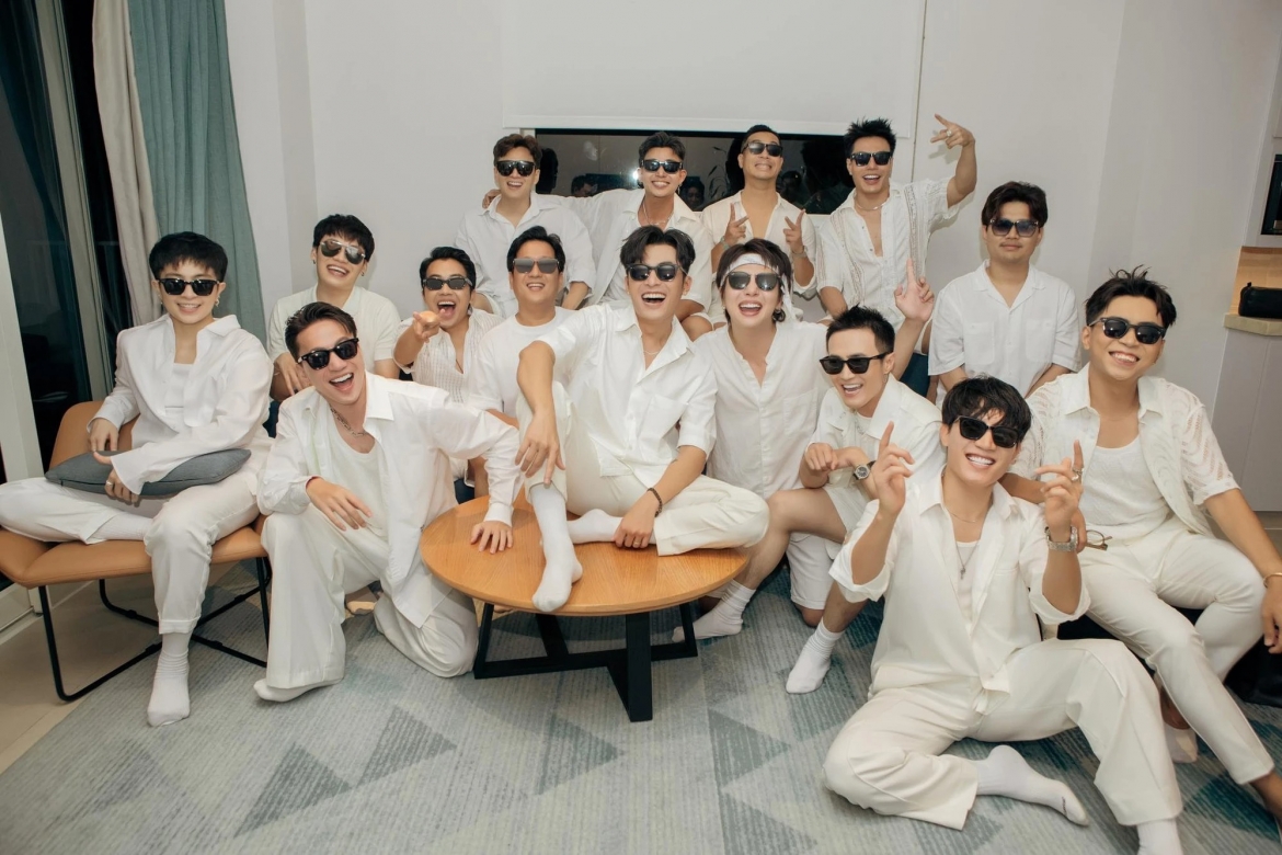 Tiệc chia tay cuộc sống độc thân được Puka và Gin Tuấn Kiệt tổ chức tại một resort 5 sao ở Cam Ranh (Khánh Hòa). Dàn sao nam cùng diện đồ trắng dự tiệc gồm Trường Giang, Trương Thế Vinh, Lê Dương Bảo Lâm, S.T Sơn Thạch, Anh Tú, Ngô Kiến Huy, Jun Phạm, Huỳnh Lập, Duy Khánh, Quang Trung...