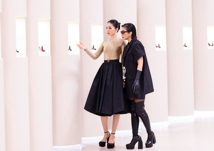 Mới đây, Lệ Quyên khiến người hâm mộ trầm trồ bởi độ giàu có của mình trong một chương trình truyền hình. Trò chuyện với Diva Mỹ Linh, Lệ Quyên ngỏ ý mời đàn chị qua nhà chơi. Mỹ Linh liền hỏi: "Nhà em Sài Gòn hay Hà Nội?". Lệ Quyên trả lời: "Ở đâu cũng có một cái nho nhỏ". Nghe đến đây, Mỹ Linh và khán giả đều choáng về khối tài sản ''khủng'' của ''Nữ hoàng phòng trà". 