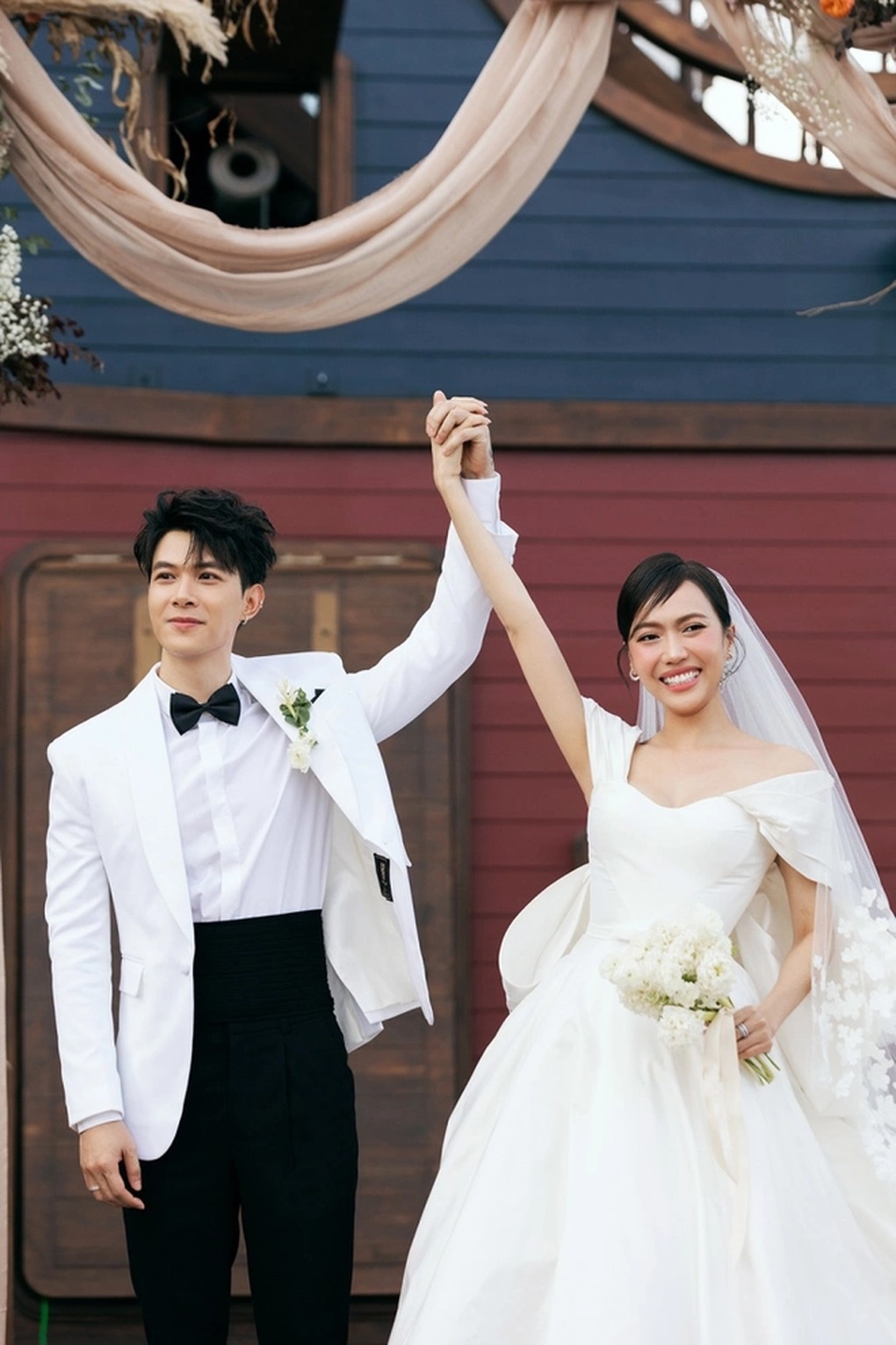 Diệu Nhi và Anh Tú vẫn giữ sức hút trong lòng công chúng sau 1 năm về chung nhà. Dù thế, cặp đôi không ít lần phải đối diện với những tin đồn tiêu cực về cuộc hôn nhân của mình. (Nguồn: Dân trí)