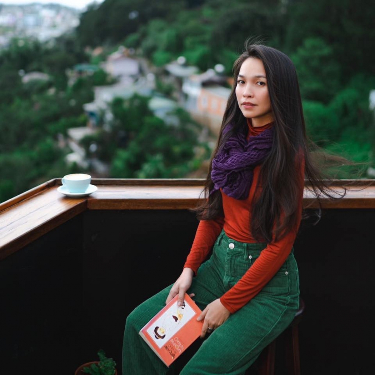 Với nhan sắc tươi trẻ, vóc dáng thon gọn, ca sĩ Hiền Thục được người hâm mộ ưu ái gọi bằng danh xưng "mỹ nhân không tuổi". Dù đã bước sang tuổi 42, nhưng Hiền Thục được đánh giá "trẻ như thiếu nữ đôi mươi". Cô sở hữu nét đẹp tươi tắn, rạng rỡ và vóc dáng cân đối dù đã trải qua sinh nở. (Theo: Dân Trí)