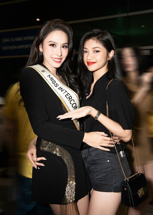 Đại diện Việt Nam Lê Nguyễn Ngọc Hằng vừa lên đường dự thi Miss Intercontinental 2023. Gia đình, người thân và dàn người đẹp cũng đến cổ vũ cho cô tại sân bay. Trong thiết kế thanh lịch, quyến rũ khoe lên vóc dáng thanh mảnh, Ngọc Hằng tự hào khi đeo dải sash Miss Intercontinental Vietnam 2023, sẵn sàng chinh phục vương miện quốc tế. (Theo: Vietnamnet)