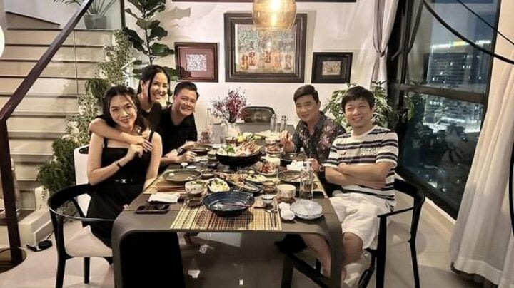 Dù đã sang Pháp sống cùng bạn trai từ năm 2021 nhưng Hồng Nhung vẫn thường xuyên về Việt Nam thăm người thân và biểu diễn. Vì thế, nữ ca sĩ quyết định mua 1 căn nhà ở TP.HCM. Đặc biệt, diva còn khoe loạt khách đầu tiên đến "xông nhà" là những ngôi sao lớn của làng nhạc Việt: Quang Linh, Quang Dũng, Mỹ Tâm. (Nguồn: VTC News) 