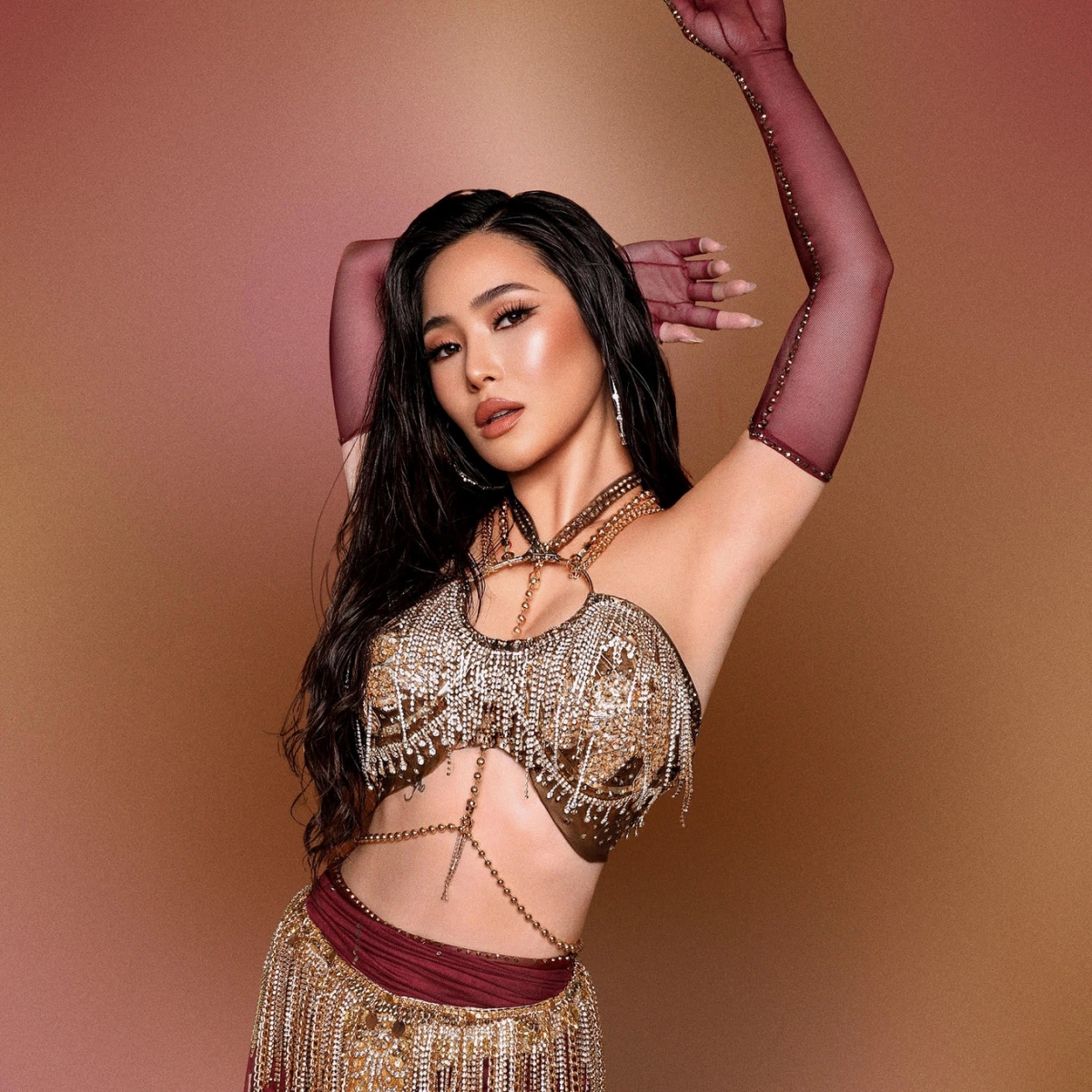 Sau 4 năm sang Mỹ du học, Hương Tràm trở về nước thăm gia đình, đồng thời gây chú ý khi xác nhận sẽ xuất hiện tại chương trình "The Masked Singer Vietnam All-star Concert 2023". Đây cũng là sân khấu trình diễn đầu tiên của nữ ca sĩ tại Việt Nam sau nhiều năm sang Mỹ du học. Trên mạng xã hội, nhiều khán giả bày tỏ sự háo hức trước sự trở lại của Hương Tràm. (Nguồn: Dân trí)